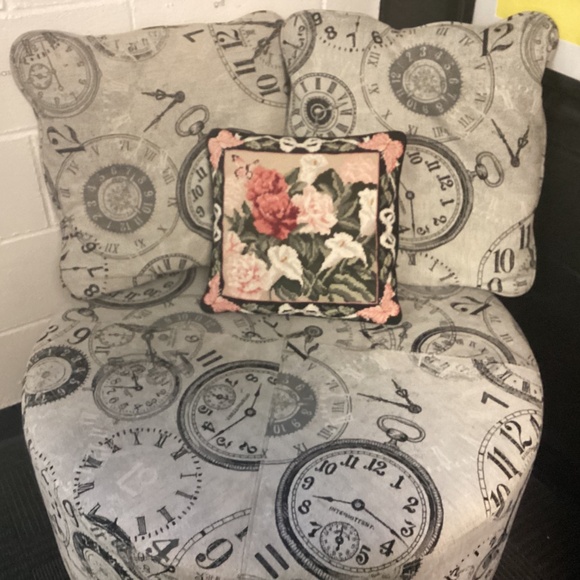 PETIT POINT PILLOW FLOWERED. - Picture 3 of 6